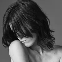 Tidak berhenti sampai seri Sentimental dan Medaille Celine yang ikonis, kali ini merek asal Prancis tersebut meluncurkan lini koleksi perhiasan terbaru, Maillon Triomphe. (dok/Celine).