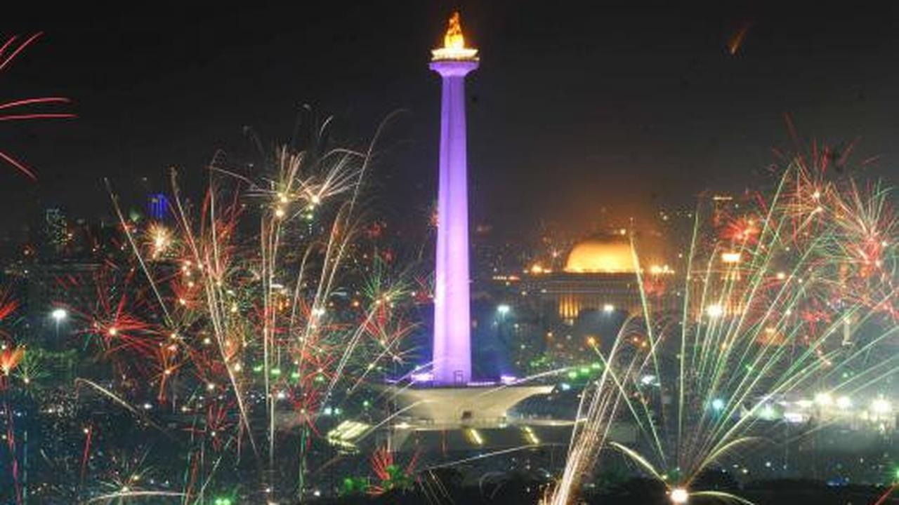 Pesta kembang api sambut tahun baru 2013 di Monas