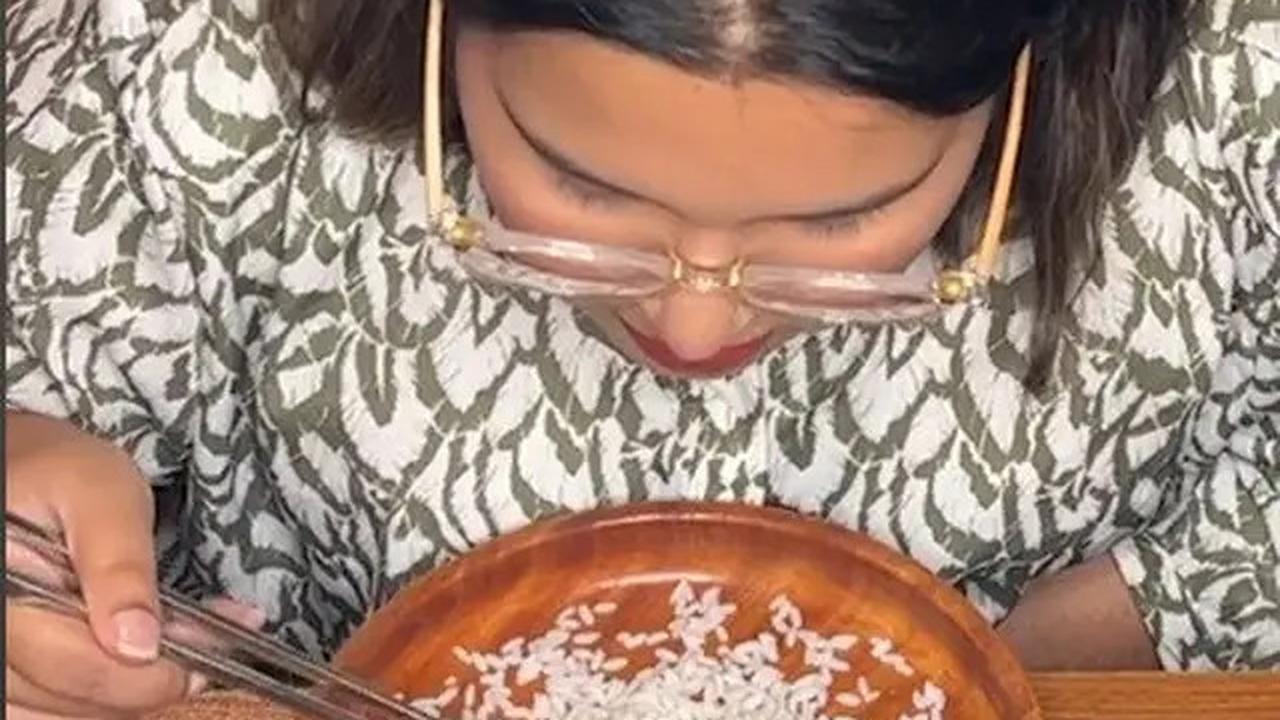 Wanita Ini Cetak Rekor Dunia Makan Nasi Sebutir Demi Sebutir, Unik!