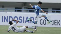 Gelandang Persib Bandung, Oh In-Kyun, menghindari hadangan bek Arema FC, Zainuri, pada laga persahabatan di Stadion GBLA, Bandung, Minggu (18/3/2018). Persib menang 2-1 atas Arema FC. (Bola.com/M Iqbal Ichsan)