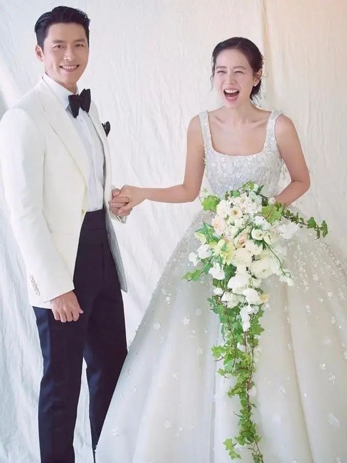 Menikah Hari Ini, Hyun Bin dan Son Ye Jin Tampil Menawan dalam Balutan Busana Serba Putih