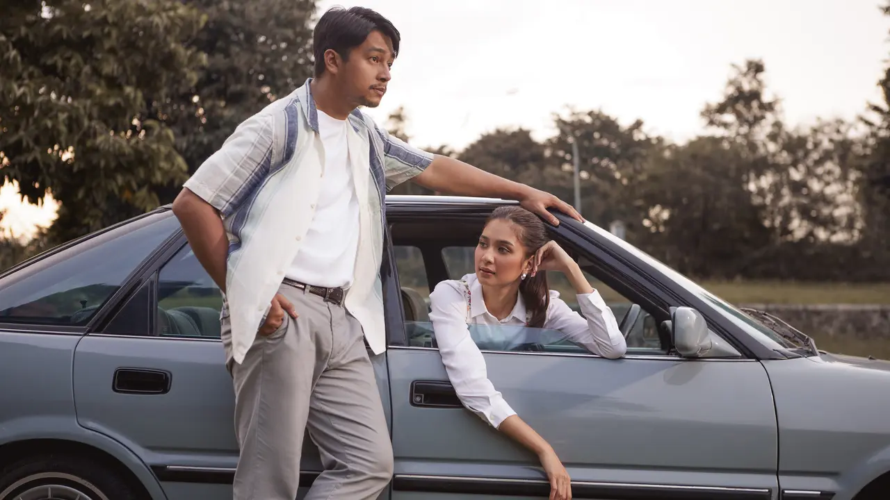 Mikha Tambayong dan Deva Mahenra berduet dalam lagu Menepi Mentap. (IST)