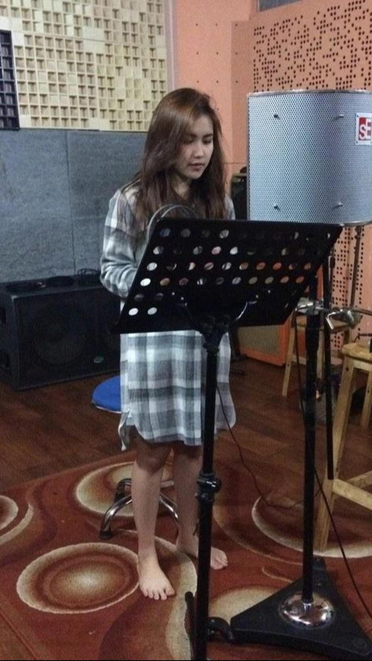 4.&nbsp;Tampilan Sederhana Ayu Ting Ting Saat Latihan Rekaman di Studio