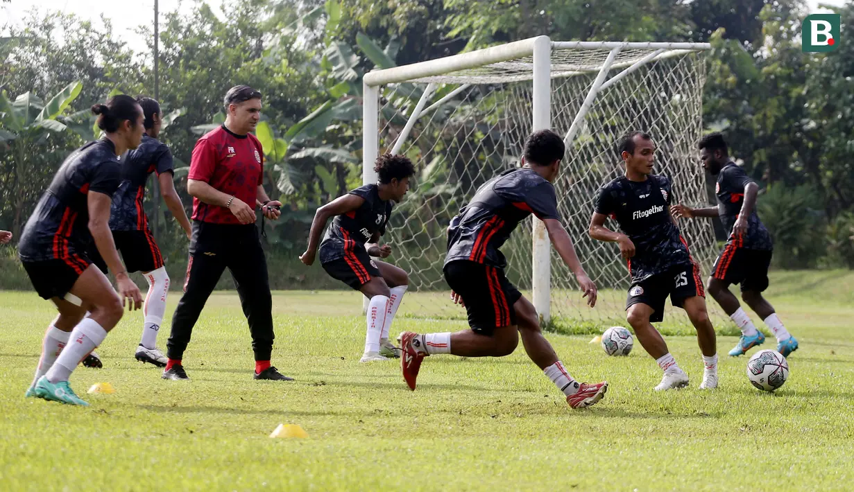 <p>Pemain Persija, Riko SImanjuntak, saat sesi latihan di Lapangan Nirwana Park, Bojongsari, Depok, Rabu (25/5/2022). (Bola.com/M Iqbal Ichsan)</p>