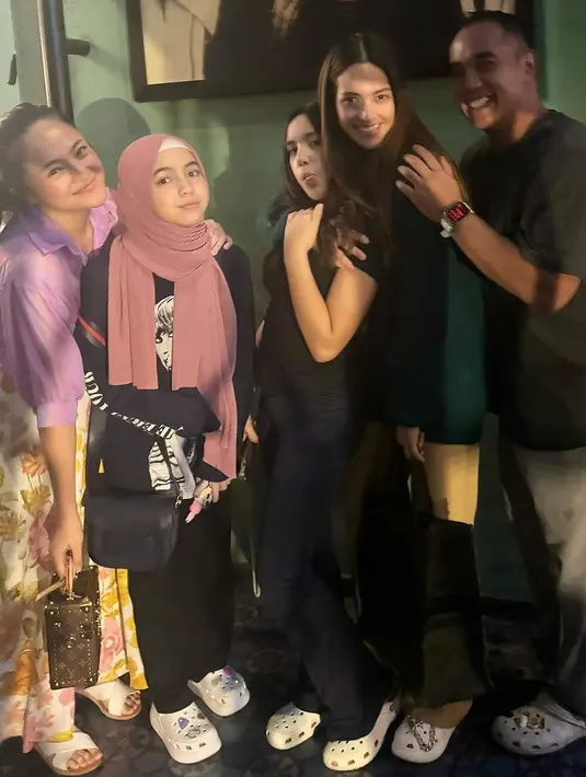 Bukber bareng keluarga Nia Ramadhani, Marshanda tampil fresh dengan blus warna ungu dan rok floral dominasi warna kuning cerah. [@marshanda99]