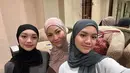 Tampil kontras dari kedua putrinya, Nola kenakan abaya cokelat tua dan hijab pashmina cokelat muda [@riafinola]