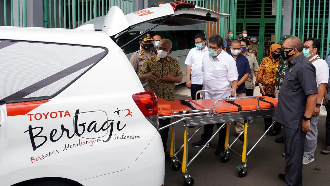 Toyota Indonesia mendonasikan satu unit Kijang Innova ambulans dan 3.000 face mask kepada Pemerintah Kota (Pemkot) Bekasi.