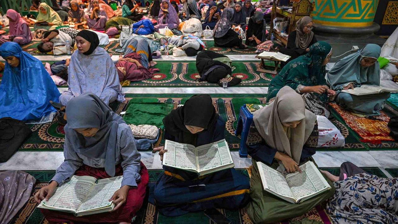 FOTO: Itikaf Mengharapkan Kemulian Malam Lailatu Qodar di Mesijd Al Akbar Surabaya