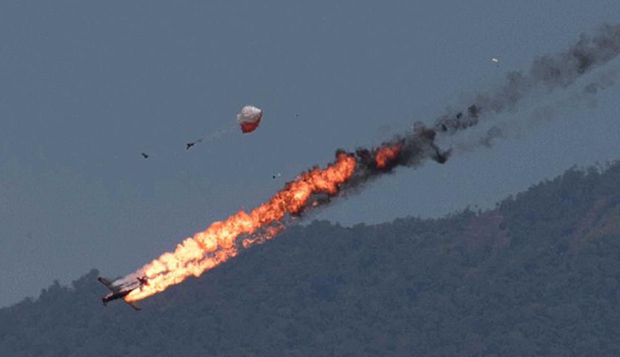 Dua pesawat aerobatik jenis Wong Bee KT-1B milik TNI AU bertabrakan di udara menjelang pameran Langkawi International Maritime & Aerospace Exhibition (LIMA), Malaysia, Minggu (14/3/2015). (Dailymail)