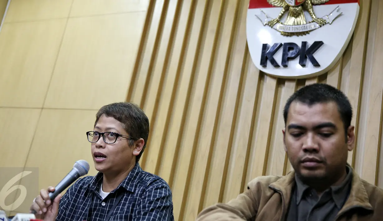 Juru bicara KPK Yuyuk Andrianti (kiri) memberikan keterangan pers di Gedung KPK, Jakarta, Sabtu (13/2). KPK sebelumnya menangkap tangan enam orang, termasuk Kasubdit Kasasi dan Peninjauan Kembali MA berinisial ATS. (Liputan6.com/Faizal Fanani)