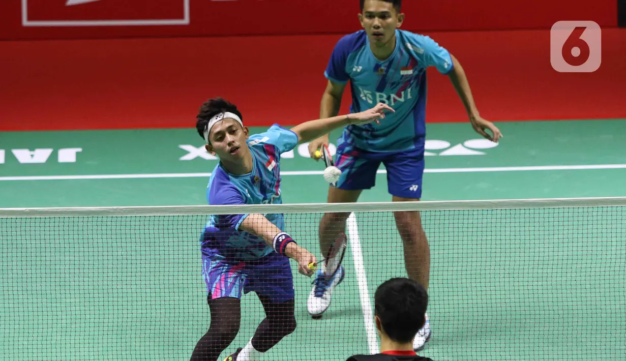 Pebulu tangkis ganda putra Indonesia Fajar Alfian/Muhammad Rian saat bertanding melawan pebulu tangkis ganda putra Taiwan Chang Ko Chi/Po Li Wei pada babak 16 besar turnamen Daihatsu Indonesia Masters 2023 di Istora Senayan, Jakarta, Kamis (26/1/2023). Fajar/Rian mengalahkan Chang Ko Chi/Po Li Wei dengan skor 13-21, 21-9, dan 21-14. (Liputan6.com/Herman Zakharia)