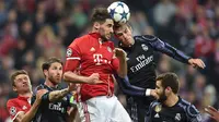 Gelandang Bayern Munchen, Javi Martinez, duel udara dengan striker Real Madrid, Gareth Bale. Pada laga tersebut Real Madrid menguasi pertandingan dengan 51 persen penguasaan bola sementara Bayern Munchen 49 persen. (AFP/Christof Stache)