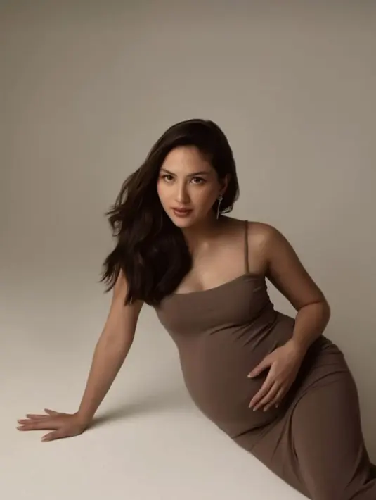 <p>Jessica Mila tampak memesona dengan long sleeveless dress yang dia kenakan. Perut buncitnya sudah terlihat semakin jelas. (Foto: Instagram/ jscmila)</p>