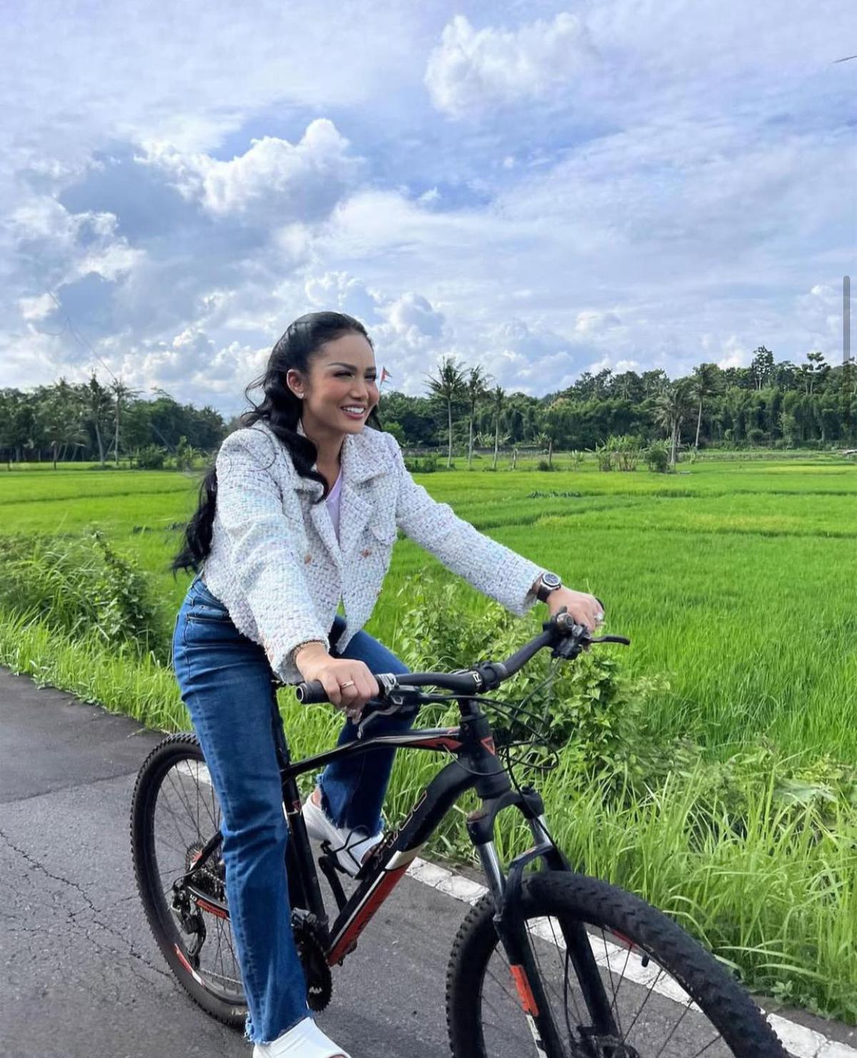 Potret Kris Dayanti Gowes di Plataran Heritage Borobudur, Pamer Look Simpel Tapi Elegan
