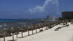 Wisatawan menikmati pantai sebelum kedatangan Badai Grace, di Cancun, Meksiko, Rabu (18/8/2021). Badai tropis Grace yang menguat menjadi badai pada 18 Agustus 2021 meluncur ke arah pantai Karibia, Meksiko dan mengancam akan membawa hujan lebat, banjir bandang dan gelombang besar. (AP/Marco Ugarte)