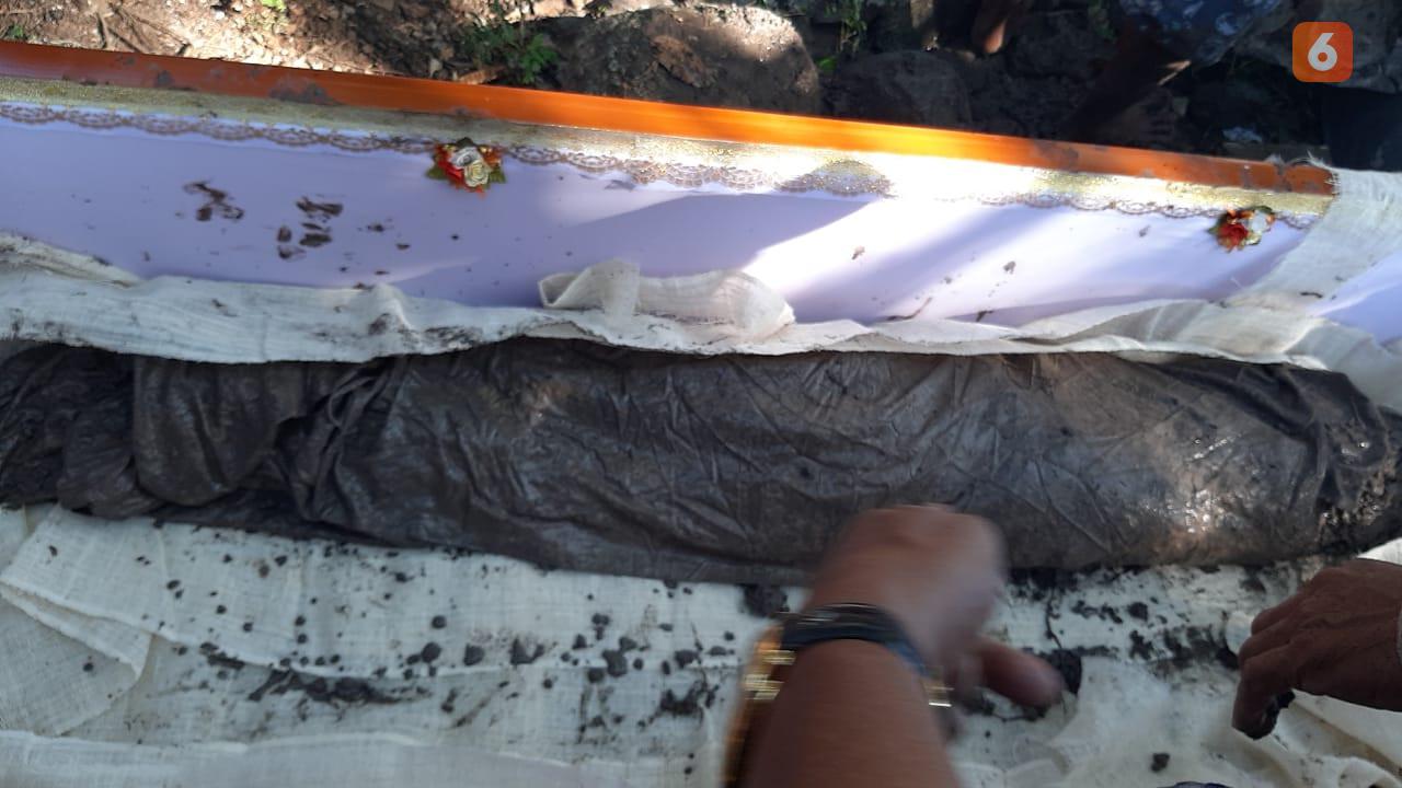 Jasad Galla Ramang raib tapi kafan masih utuh dan bersih (Liputan6.com/Fauzan)