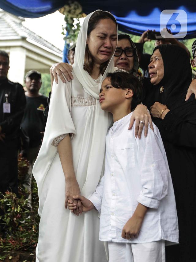 Duka Bunga Citra Lestari di Pusara Ashraf Sinclair