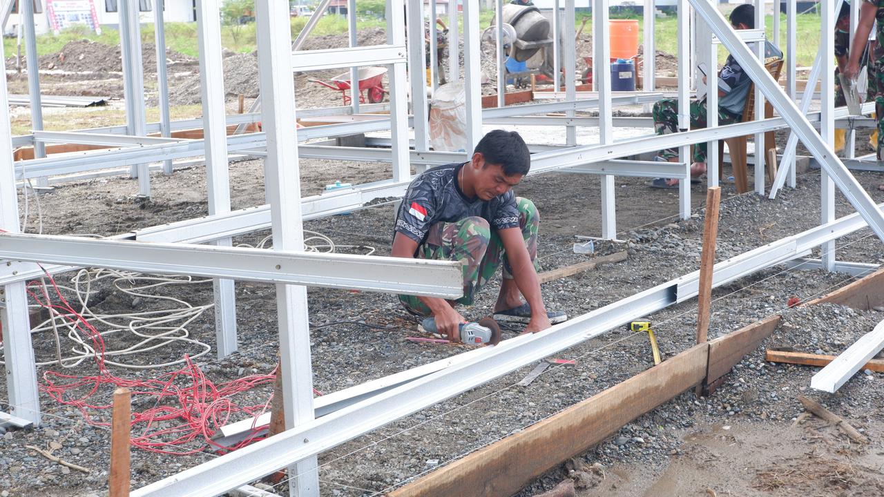 Potret Satgas Gulbencal Kodam Iskandar Muda Bangun Hunian Sementara Korban Banjir di Pidie Jaya
