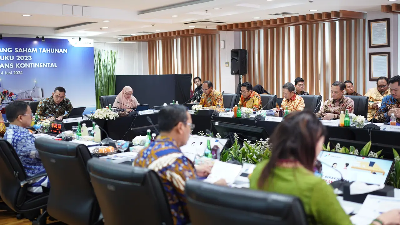 oleh jajaran Direksi beserta Dewan Komisaris PT Pertamina Trans Kontinental (PTK) dalam Rapat Umum Pemegang Saham Tahunan (RUPST) Tahun Buku 2023 yang diselenggarakan pada Jumat, 14 Juni 2024. (Dok Pertamina)