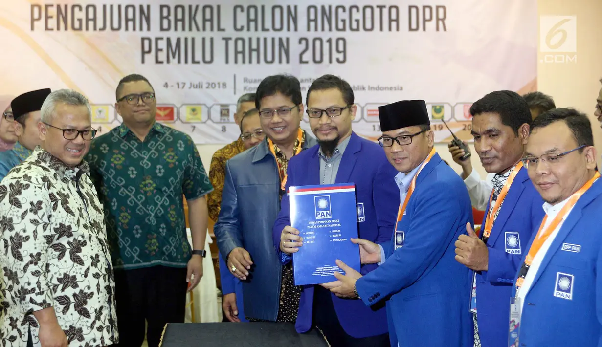 Wakil Ketua Umum PAN Hanafi Rais (keempat kanan), Ketua DPP PAN Yandri Susanto (ketiga kanan) dan pengurus DPP PAN menyerahkan berkas pengajuan bakal caleg kepada Ketua KPU Arief Budiman di kantor KPU, Jakarta, Selasa (17/7). (Liputan6.com/Johan Tallo)