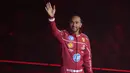 Pembalap Ferrari, Lewis Hamilton melambaikan tangan saat peluncuran tim Formula 1 untuk musim 2025 yang bertajuk 'F1 75' di O2 Arena, London, Selasa (18/02/2025). (AP Photo/Kin Cheung)