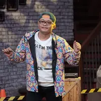 "Saya lebih ke jaga etika, norma dalam menjalani karir. Kalau kualitas dan musikalitas lebih bagusan Iki dan Iki tahu lah. Kalau masukan mah sudah bagus, mau dikasih masukkan apalagi, yang penting dia bisa menjaga eksistensinya dengan baik," tambah Sule. (Instagram/ferdinandsule)