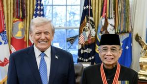 Presiden Amerika Serikat, Donald J.Trump dan Duta Besar RI di Amerika Serikat, Indroyono Soesilo, di Oval Office, Gedung Putih, Washington DC, 16 Desember 2025.