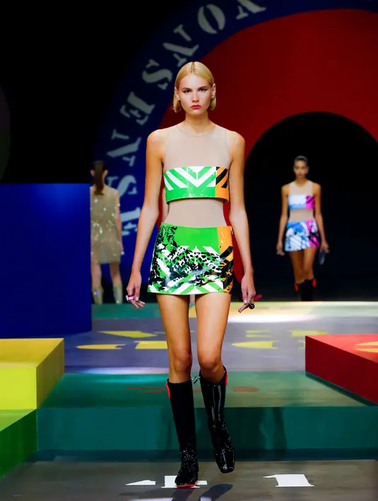 Selain warna vibrant yang mencuri perhatian, Chiuri juga menyuguhkan detail menarik lainnya yakni motif bergambar yang memberikan unsur dinamis dan quirky tersendiri pada koleksi ini. (Dior).