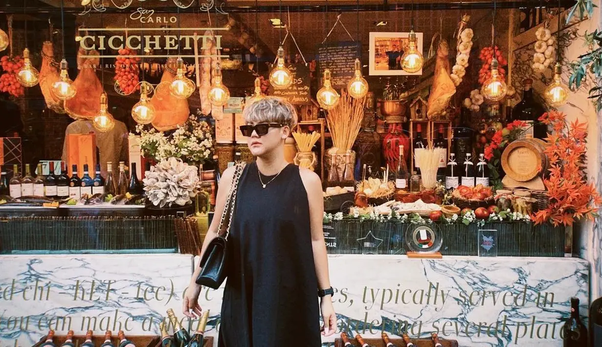 <p>Ya, penampilan Sissy Priscillia dengan gaya rambut bondol cepak ini semakin terlihat hot mom menawan lho, bahkan ia juga makin lebih fresh. (FOTO: instagram.com/sysiio/)</p>