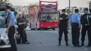 Petugas kepolisian berdiri dekat sebuah bus tingkat beratap terbuka yang menabrak dahan pohon di Zurrieq, Malta, Senin (9/4). Sedangkan supir bus berusia 24 tahun yang tidak diketahui namanya tidak terluka. (AP Photo/Rene Rossignaud)
