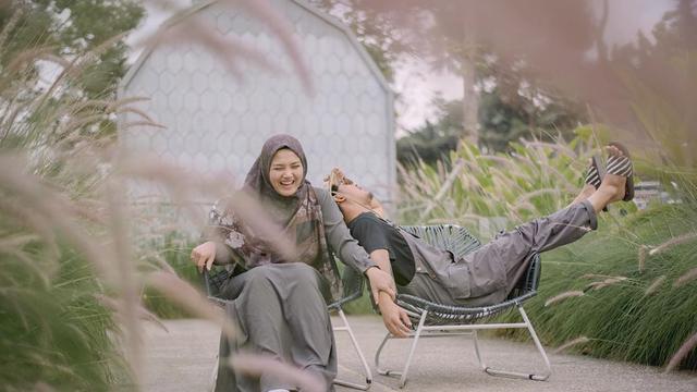 7 Potret Post Wedding Ricky Harun dan Herfiza, Romantis Bak Pasangan Muda