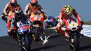 Burung Camar tanpa sengaja tertabrak oleh pebalap Ducati Ianone saat balapan MotoGP Australia di Phillip Island, MInggu (18/10/ 2015). (AFP Photo/Paul Crock)