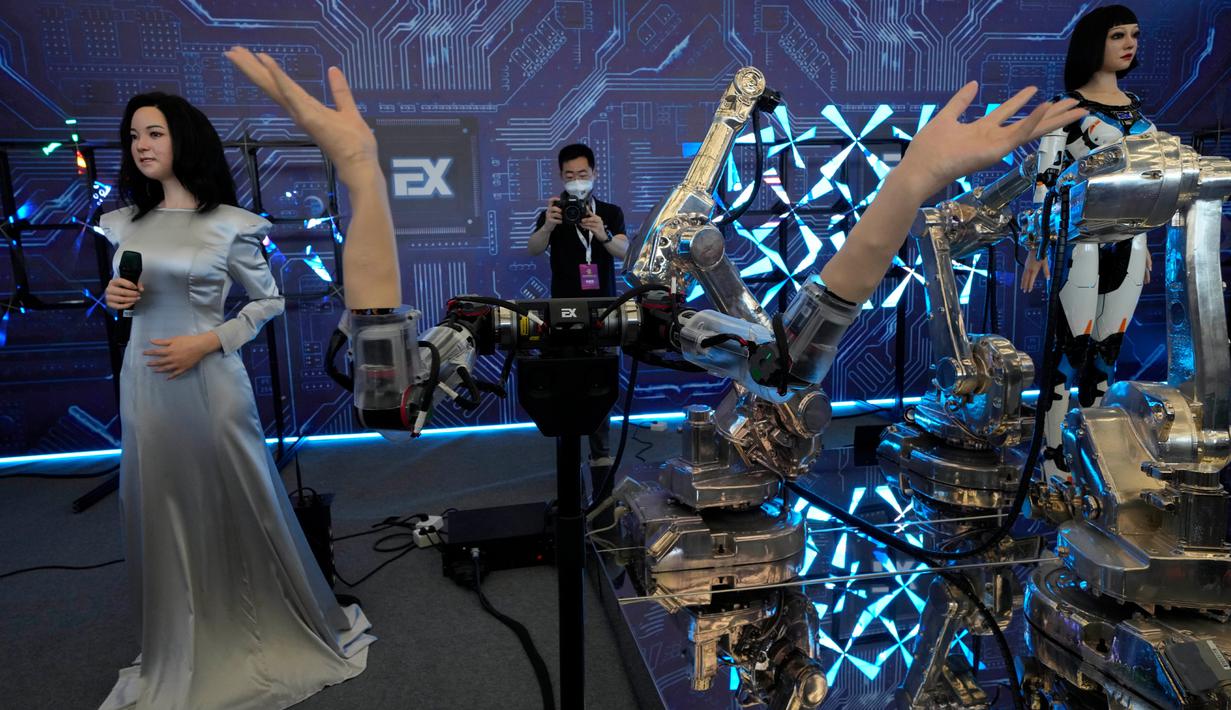 Robot-robot yang bisa bernyanyi dan melambai diperlihatkan saat Konferensi Robot Dunia di Yichuang International Conference and Exhibition Centre, Beijing, China, 19 Agustus 2022. (AP Photo/Ng Han Guan)