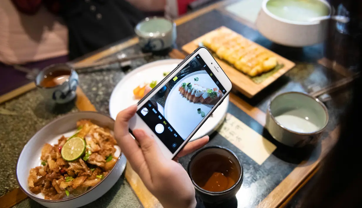 Pelanggan memotret hidangan di sebuah restoran vegetarian di Kunming, Provinsi Yunnan, China barat daya, pada 14 Juni 2020. Dalam beberapa tahun terakhir, hidangan vegetarian menjadi populer di kalangan konsumen karena semakin banyak restoran vegetarian bermunculan di Kunming. (Xinhua/Chen Xinbo)