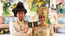 Pernikahan Sekar Tandjung berlangsung dengan adat Betawi yang kental, memadukan tradisi dan kemegahan. Sekar tampil anggun dengan kebaya putih dan siger Betawi keemasan, sementara Erlangga mengenakan pakaian tradisional dengan ornamen emas. Keduanya memamerkan buku nikah sambil tersenyum bahagia di hadapan keluarga dan tamu undangan. (Liputan6.com/IG/@sekar.tandjung)