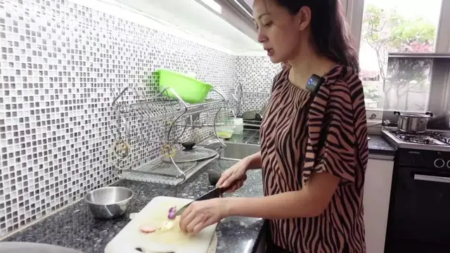 Potret Dapur Della Puspita. (YouTube/Dunia Della Puspita)