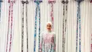 Tampak fresh dengan gamis motif bunga-bunga, Nina Zatulini padukan pakaian tersebut dengan hijab polos berwarna kalem. @ninazatulini22