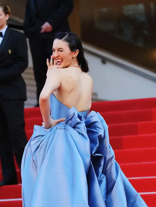 Gaun strapless itu memiliki siluet hour glass yang elegan dengan pita besar [dok.istimewa]