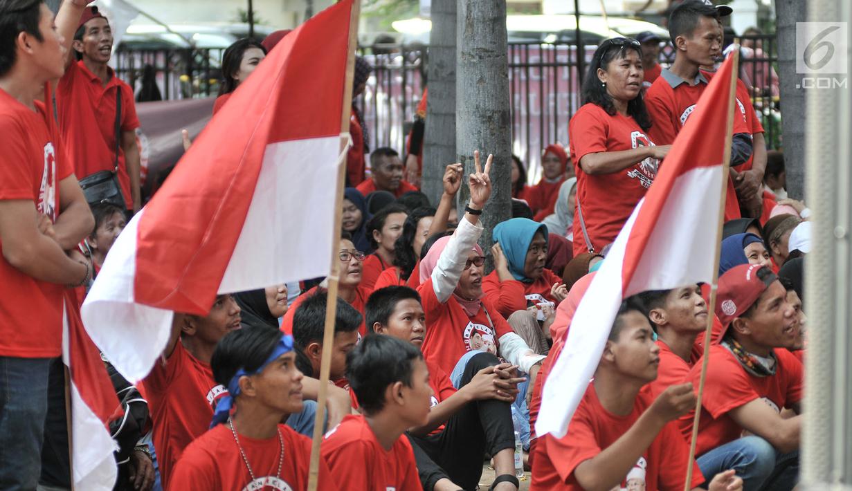 Relawan Bara Baja saat deklarasi dukungan untuk Jokowi-Ma'ruf Amin di Rumah Aspirasi, Jakarta, Minggu (16/9). Relawan Bara Baja memberi dukungan Jokowi-Ma'ruf karena dinilai berhasil membangun Indonesia di Periode pertama. (Merdeka.com/Iqbal S. Nugroho)
