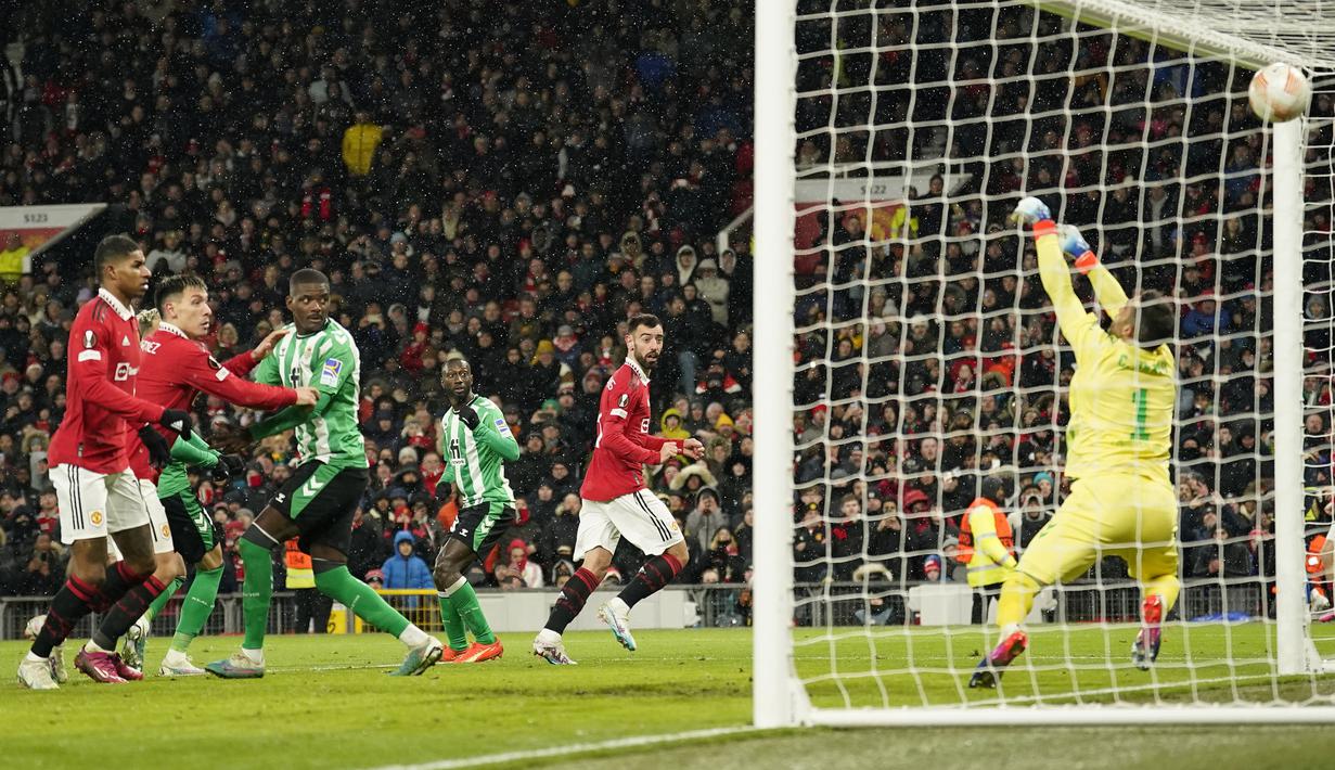 <p>Pemain Manchester United, Bruno Fernandes (tengah) mencetak gol ketiga tim ke gawang Real Betis pada laga leg pertama Liga Europa 2022/2023 yang berlangsung di Old Trafford, Manchester, Jumat (10/03/2023) dini hari WIB. MU menang dengan skor 4-1. (AP Photo/Dave Thompson)</p>
