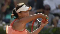 Petenis China Peng Shuai dalam pertandingan putaran kedua tunggal putri turnamen tenis Prancis Terbuka The Roland Garros 2018 di Paris, 31 Mei 2018. (Eric FEFERBERG/AFP)