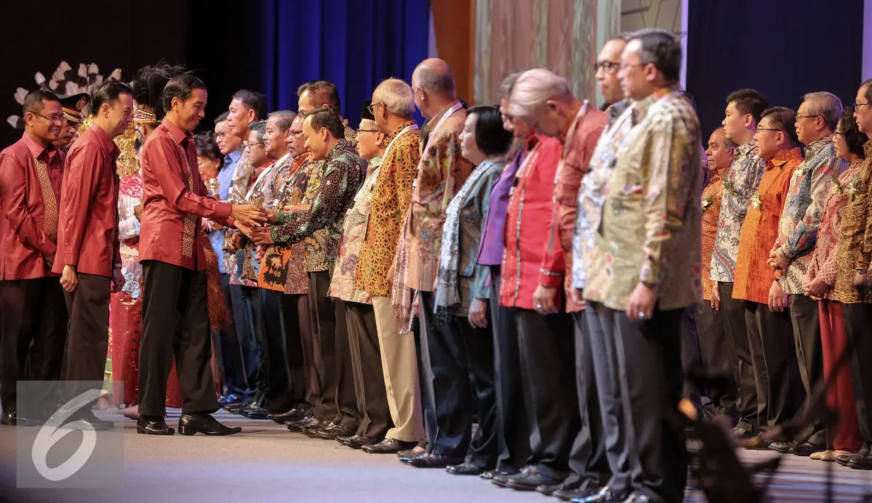 Presiden Joko Widodo didampingi Perdagangan Thomas Lembong bersalaman dengan para pengusaha saat menghadiri skala internasional, Trade Expo Indonesia (TEI) ke-30 Tahun 2015 di Jakarta, Rabu (21/10/2015). (Liputan6.com/Faizal Fanani)
