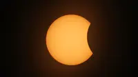 Bulan bergerak melintasi matahari saat terjadi gerhana matahari total di Piedra del Aguila, Argentina, Senin (14/12/2020). Gerhana matahari total terlihat dari wilayah Patagonia utara Argentina dan dari Araucania di Chile. (AP Photo/Natacha Pisarenko)