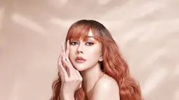 Lewat keterangan fotonya, rambut Aura Kasih ini ditata langsung oleh hairdo Lifita Huang yang sudah jadi langganan artis. Sedangkan Fashion Stylist Aura Kasih mempercayakan Belly Iverzon. Mantan istri Eryck Amaral ini terlihat awet muda. (Liputan6.com/IG/@aurakasih)