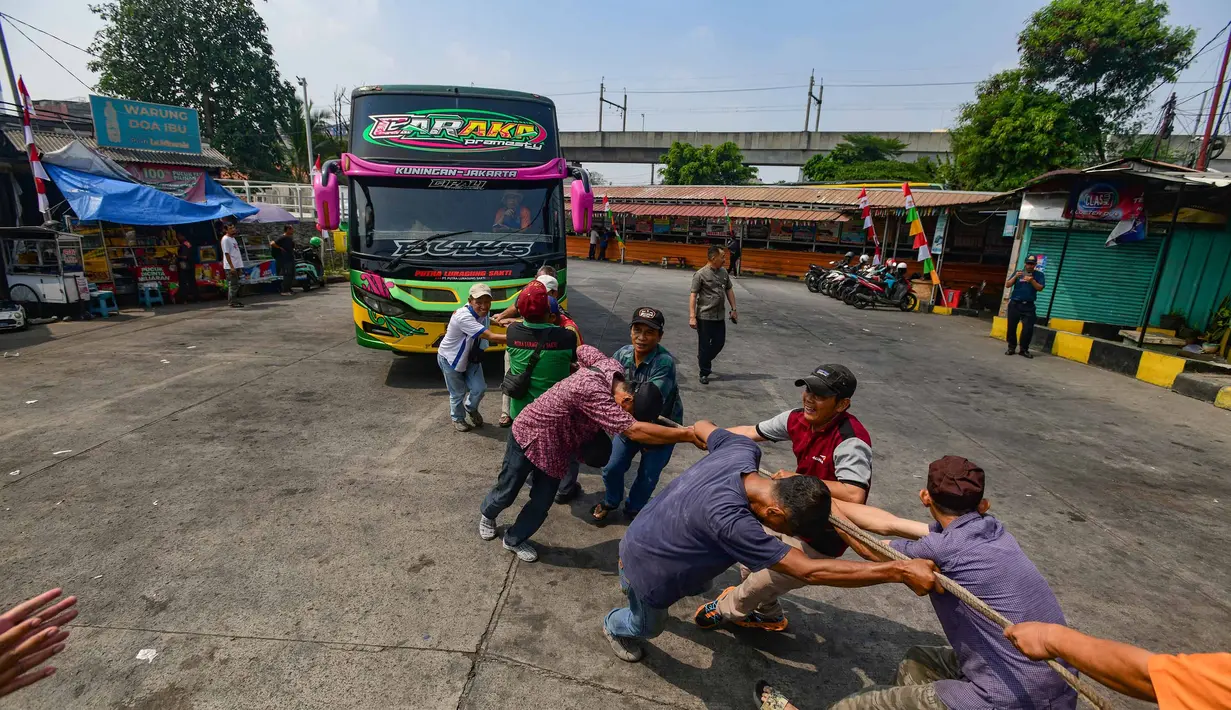 Peserta mengikuti lomba menarik bus di Terminal Lebak Bulus, Jakarta, Senin, 17 Agustus 2026. (KLY/ Arie Basuki)
