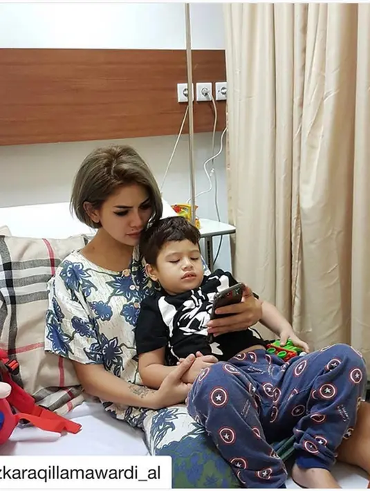 "Dan wkt melahirkan pun tanpa di dampingi SAJAD UKRA & tidak di biayain proses persalianan nya, skrg di permasalahkan. Lucunya disini, laki2 itu sama sekali tidak membiayain dr AL di dlm perut smp segede ini," lanjutnya.(Instagram/nikitamirzanimawardi_17)