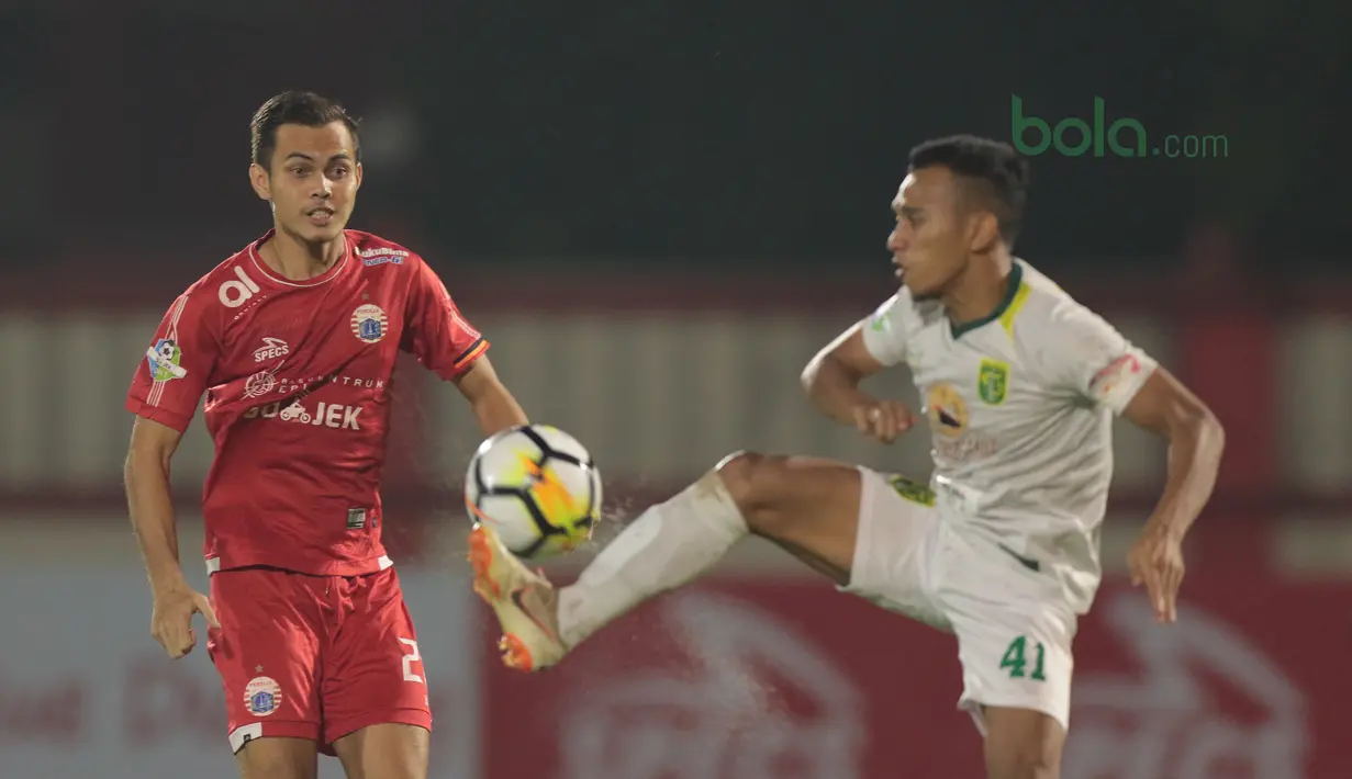 Irfan Jaya (kanan) menghalau bola dari kejaran rekannya di Timnas Indonesia U-23, Rezaldi Hehanussa pada laga Gojek Liag 1 bersama Bukalapak di Stadion PTIK, Jakarta (26/6/2018). Persija dan Persebaya bermain imbang 1-1. (Bola.com/Nick Hanoatubun)