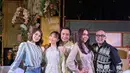 Luna Maya hadir mengenakan atasan lengan panjang warna biru dengan aksen lace dan bordiran putih dipadukan ceoana denim panjang dan flatshoesnya.  [@mrsayudewi]