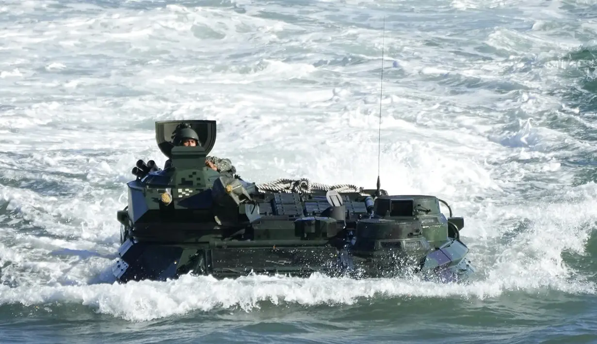 Marinir Filipina melakukan manuver kendaraan serbu amfibi saat latihan militer gabungan AS-Filipina di Pantai Claveria, Provinsi Cagayan, Filipina, 31 Maret 2022. Marinir AS-Filipina menggelar latihan militer gabungan untuk mempertahankan sebuah pulau dari agresor potensial. (AP Photo/Aaron Favila)