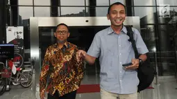 Direktur Pemasaran PT Pupuk Indonesia Achmad Tossin Sutawikara (kiri) usai periksa oleh penyidik di Gedung KPK, Jakarta, Senin (13/5/2019). Achmad Tossin diperiksa terkait dalam kasus dugaan suap bidang pelayaran antara PT Pupuk Indonesia Logistik (Pilog) dengan PT. HTK. (merdeka.com/Dwi Narwoko)